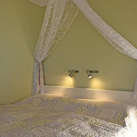 Ferienhaeuser Boddenstrand Apartment Wiek auf Ruegen